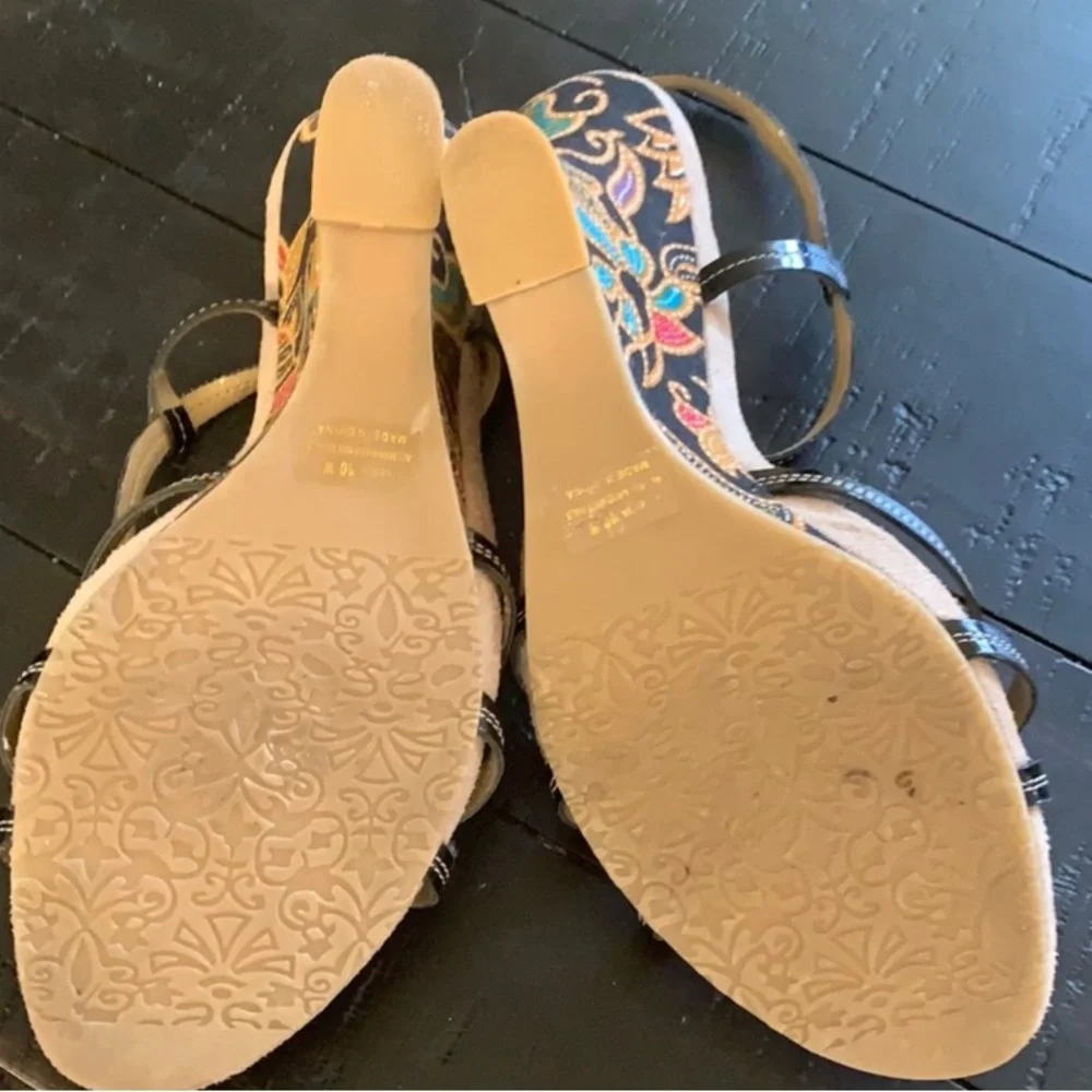Excellent Preowned Condition Markon Wedge Size 10W Shoes very Cute design.